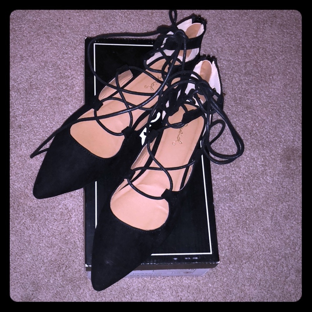 🆕 Black lace up flats